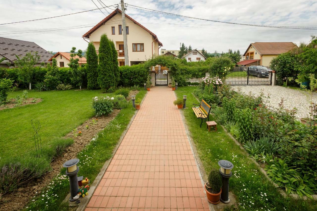 Casa Florilor Hotel Curtea De Arges Exterior photo