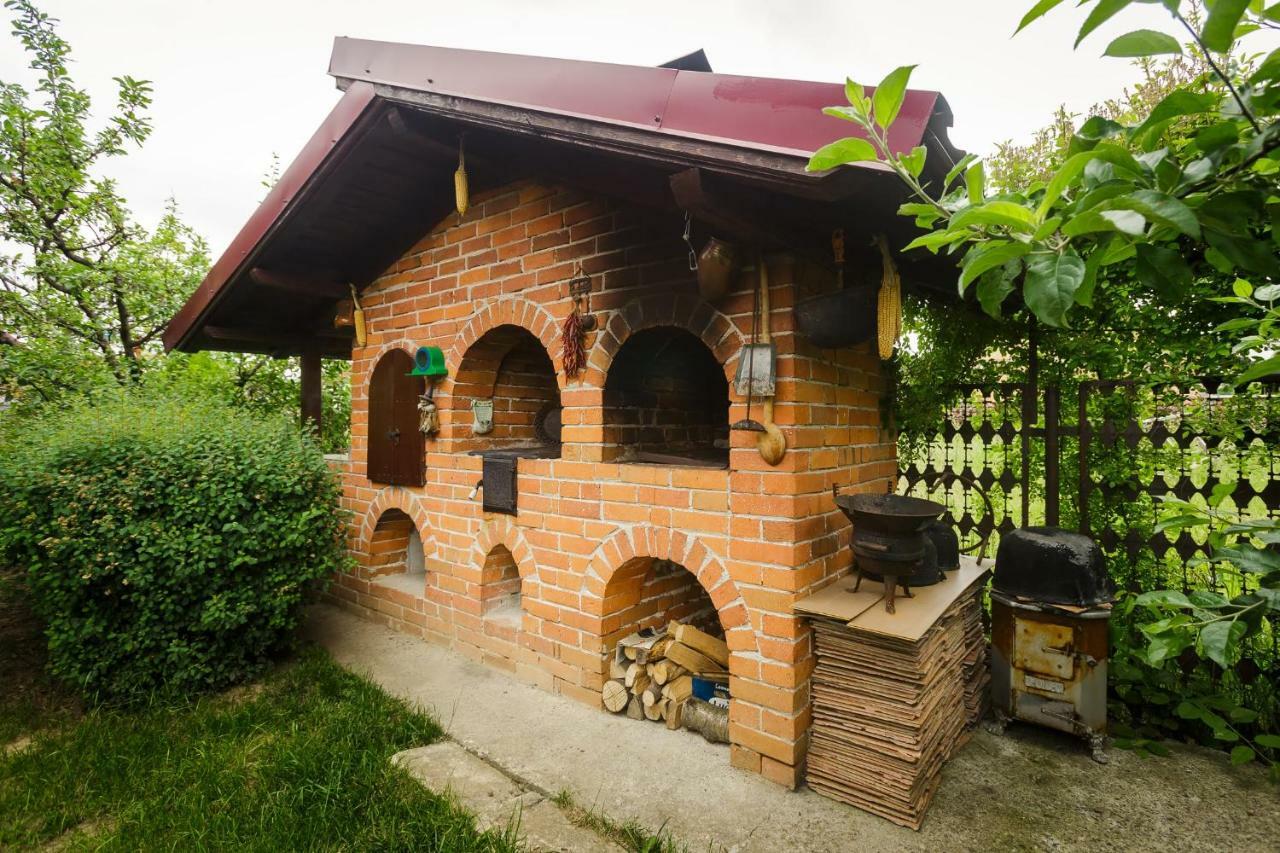 Casa Florilor Hotel Curtea De Arges Exterior photo